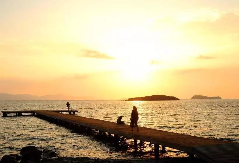 Hotelli Tiana Beach Resort