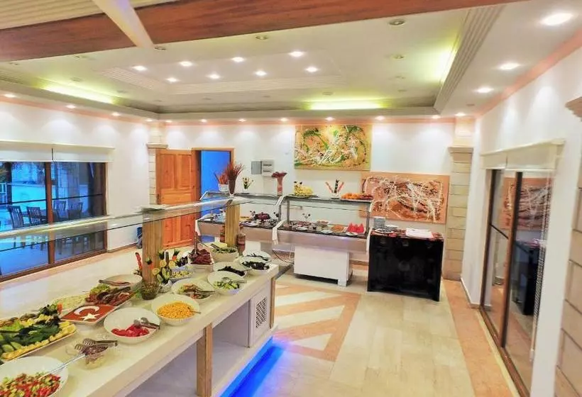 Hotelli Tiana Beach Resort