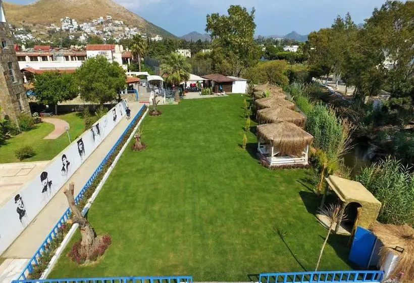 Hotelli Tiana Beach Resort