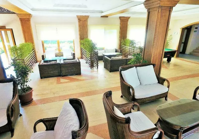 Hotelli Tiana Beach Resort
