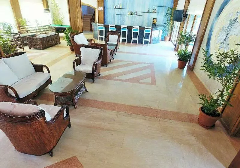 Hotelli Tiana Beach Resort