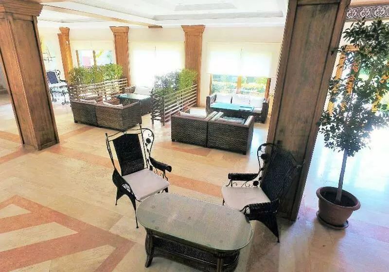 Hotelli Tiana Beach Resort