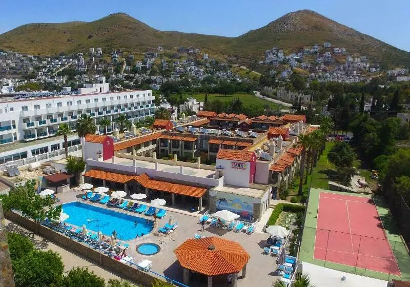Hotelli Tiana Beach Resort