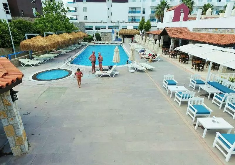 Hotelli Tiana Beach Resort