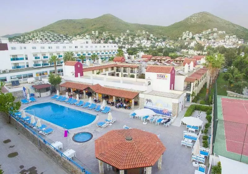 Hotelli Tiana Beach Resort