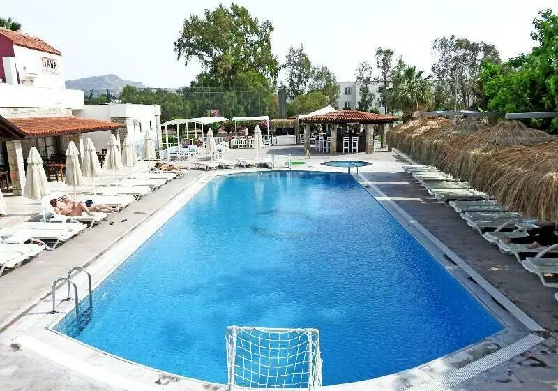Hotelli Tiana Beach Resort
