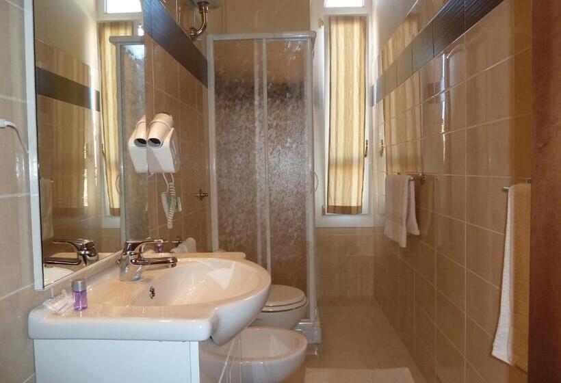 تختخواب و صبحانه Chiaro Di Luna Viale Italia