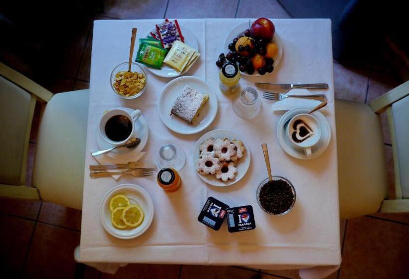 تختخواب و صبحانه Chiaro Di Luna Viale Italia