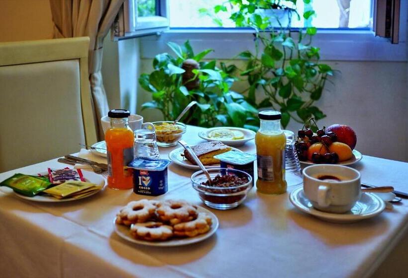 تختخواب و صبحانه Chiaro Di Luna Viale Italia