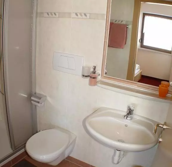 ホテル Berggasthof Häusler