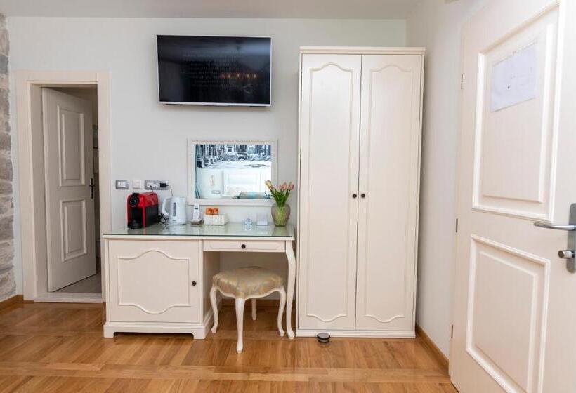 هتل Gothic Palace Heritage