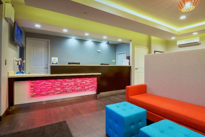 Отель Days Inn & Suites By Wyndham Port Arthur