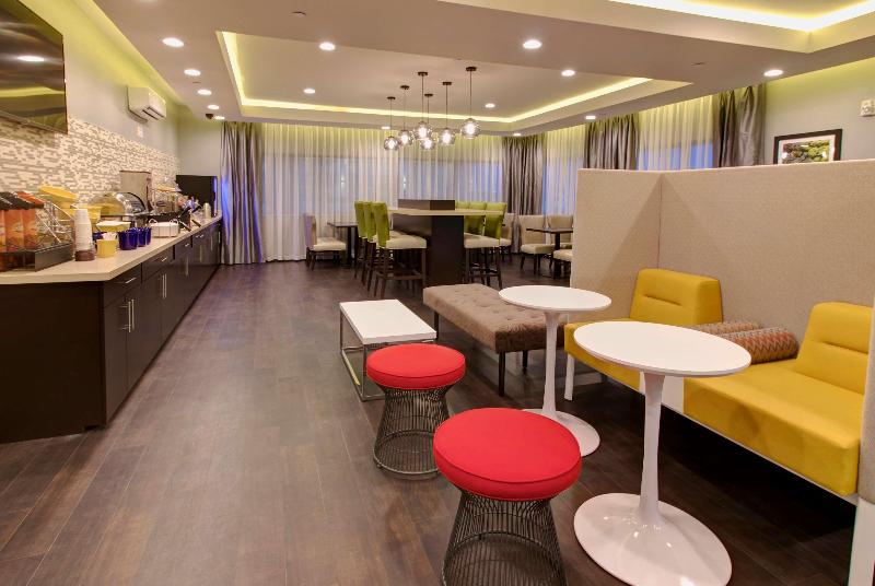Отель Days Inn & Suites By Wyndham Port Arthur
