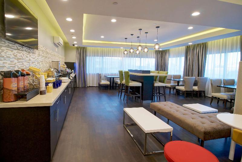 Отель Days Inn & Suites By Wyndham Port Arthur
