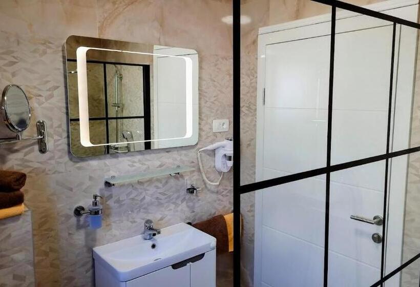 تختخواب و صبحانه Dorijini Dvori