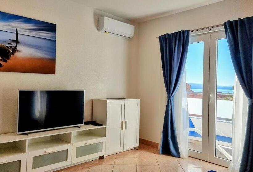 تختخواب و صبحانه Dorijini Dvori