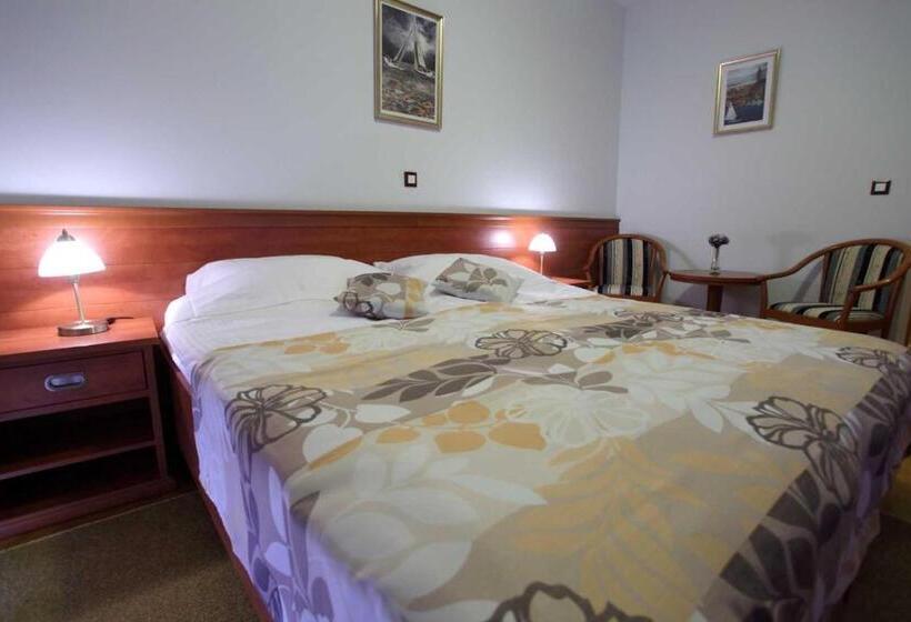 تختخواب و صبحانه Dorijini Dvori