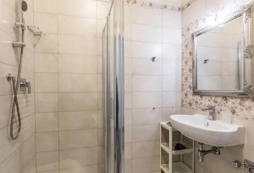 تختخواب و صبحانه Central City Rooms