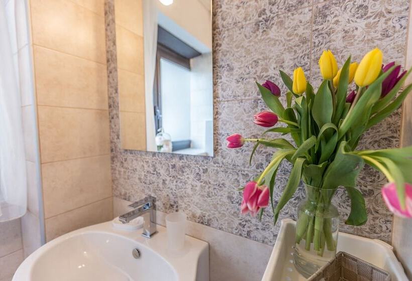 تختخواب و صبحانه Central City Rooms