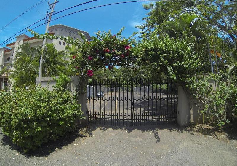 هتل Macaws Ocean Club