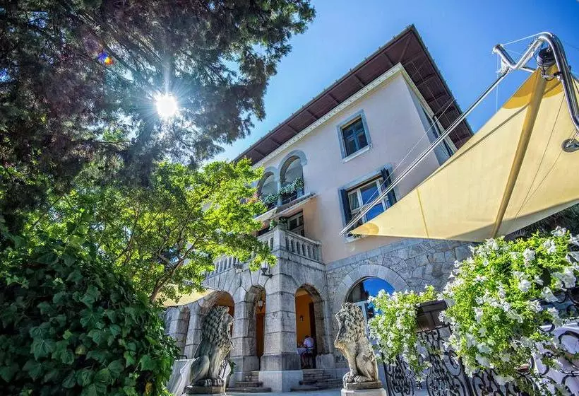 Hotelli Villa Ariston