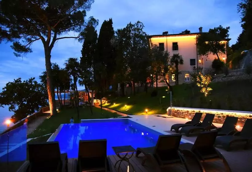 Hotelli Villa Ariston