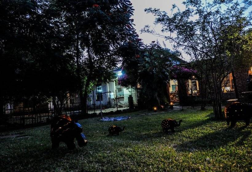 Zig Zag Town Lodge   Hostel