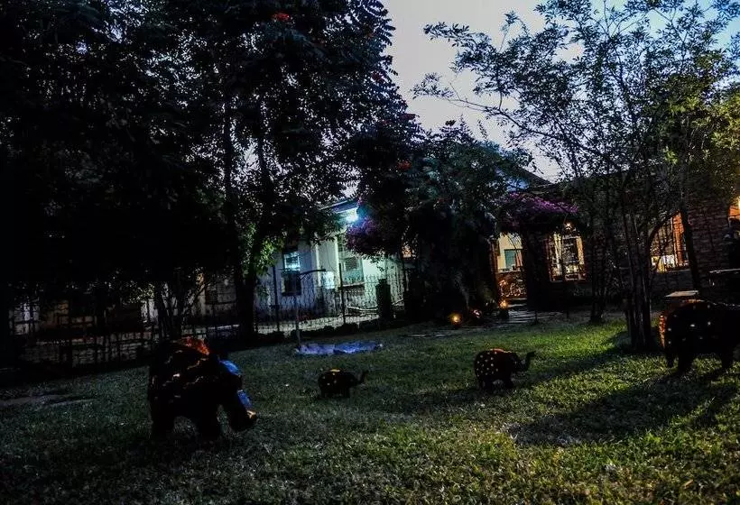 Zig Zag Town Lodge   Hostel