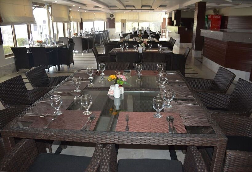 هتل Chinar Family Resort