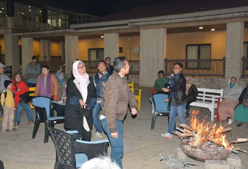 هتل Chinar Family Resort