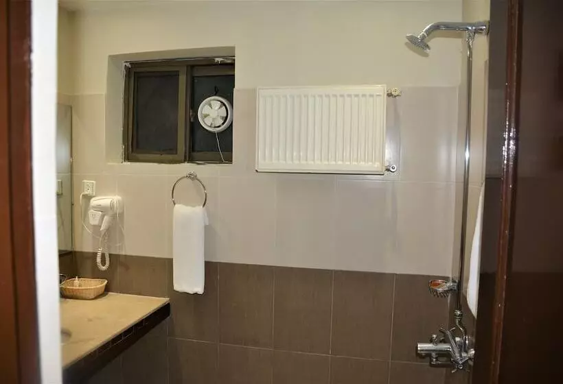 هتل Chinar Family Resort