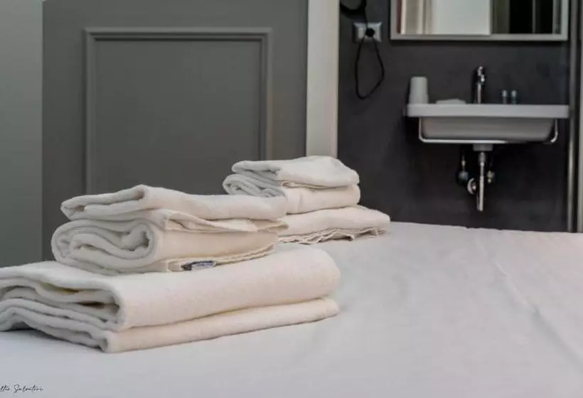 هتل We Love Roma Guest House