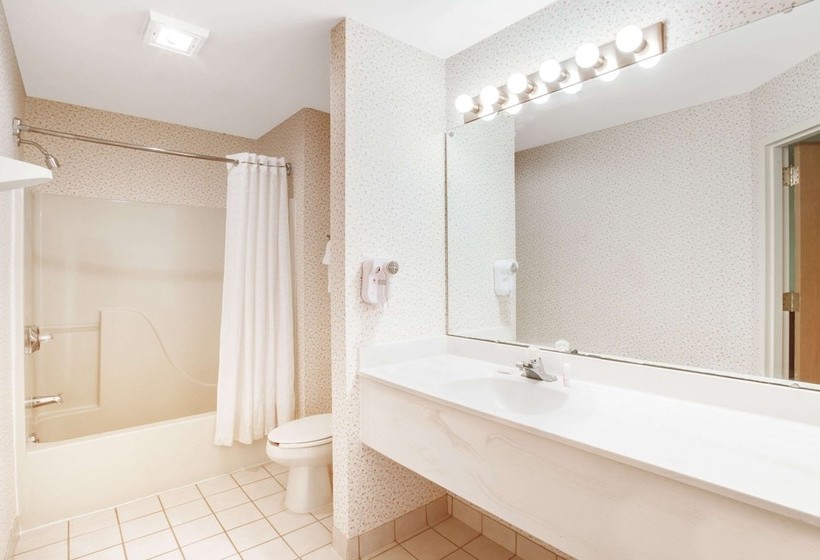 Отель Baymont By Wyndham Waunakee