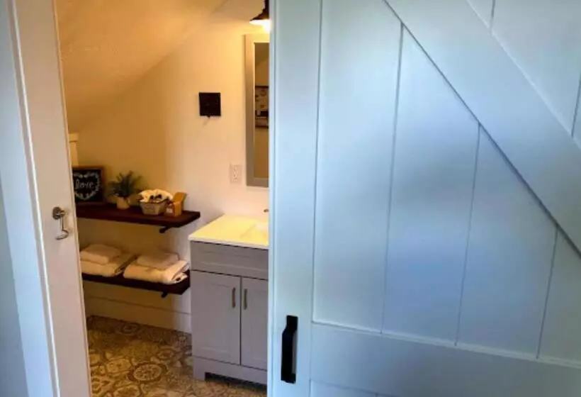 ホテル The Farmhouse Inn & Kitchen, 2 Blocks From Downtown Whitefish, Montana