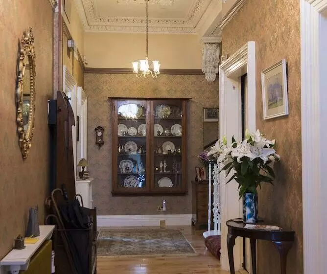 تختخواب و صبحانه Garvally House