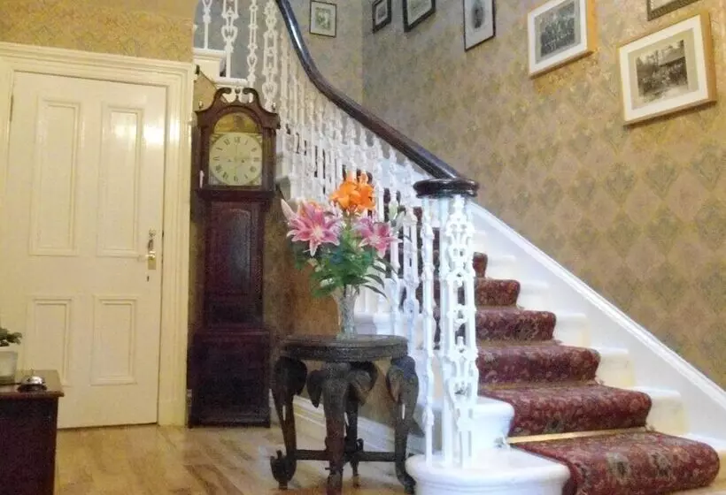 تختخواب و صبحانه Garvally House