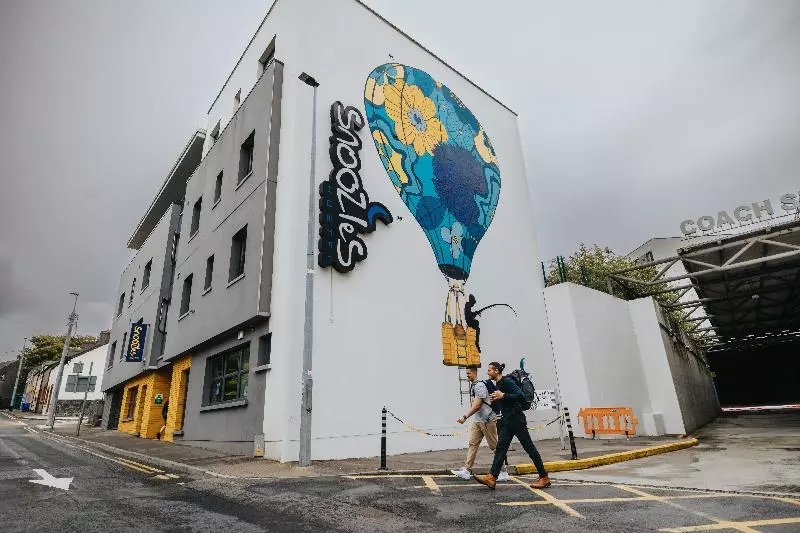 هتل Snoozles Galway City Centre