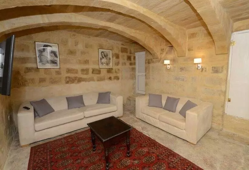 پانسیون Paulos Valletta