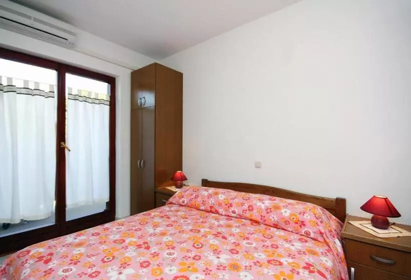 تختخواب و صبحانه Apartments Palit Rab