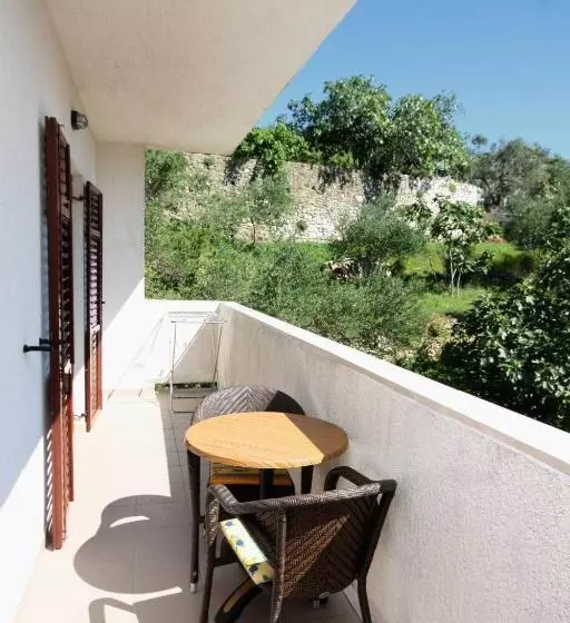 تختخواب و صبحانه Apartments Palit Rab