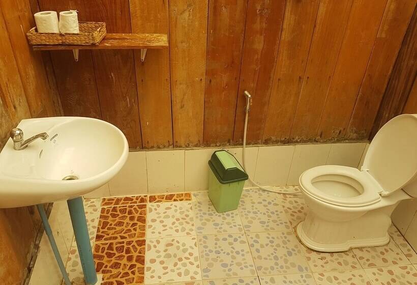 Driftwood Hostel And Bungalows