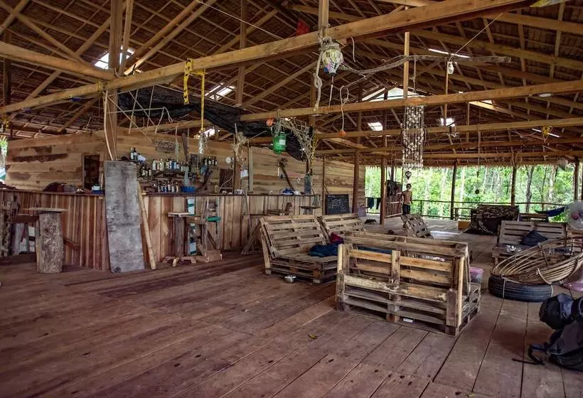 Driftwood Hostel And Bungalows