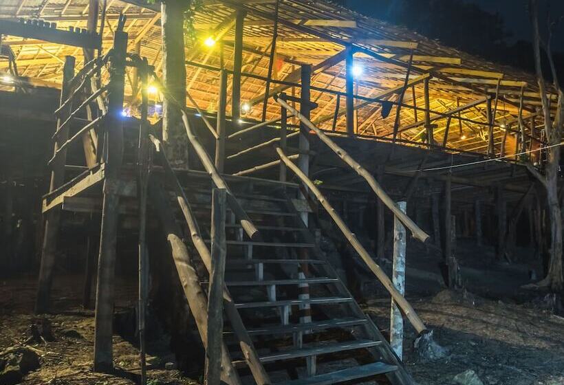 Driftwood Hostel And Bungalows