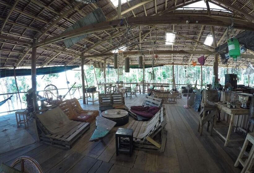 Driftwood Hostel And Bungalows