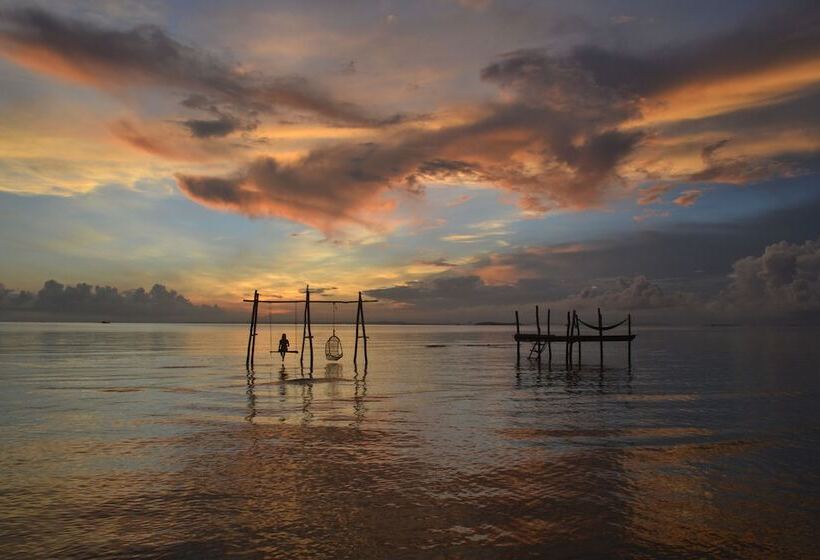 Driftwood Hostel And Bungalows