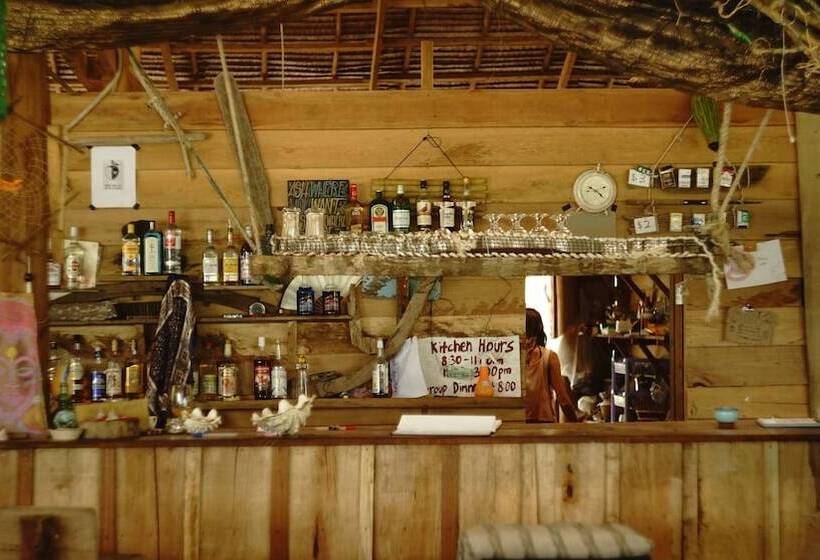 Driftwood Hostel And Bungalows