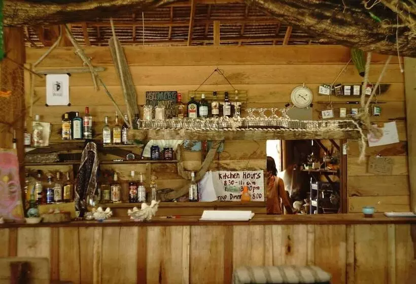 Driftwood Hostel And Bungalows