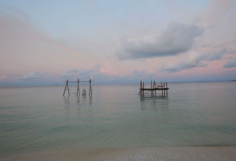 Driftwood Hostel And Bungalows