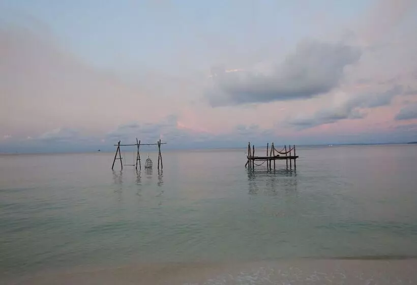 Driftwood Hostel And Bungalows