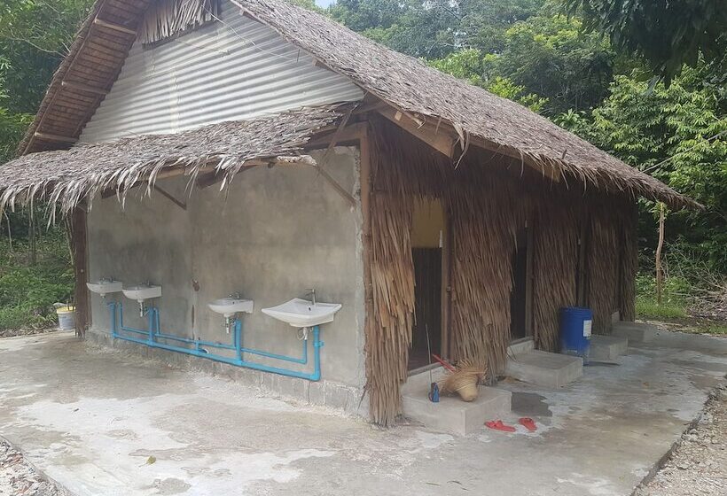 Driftwood Hostel And Bungalows